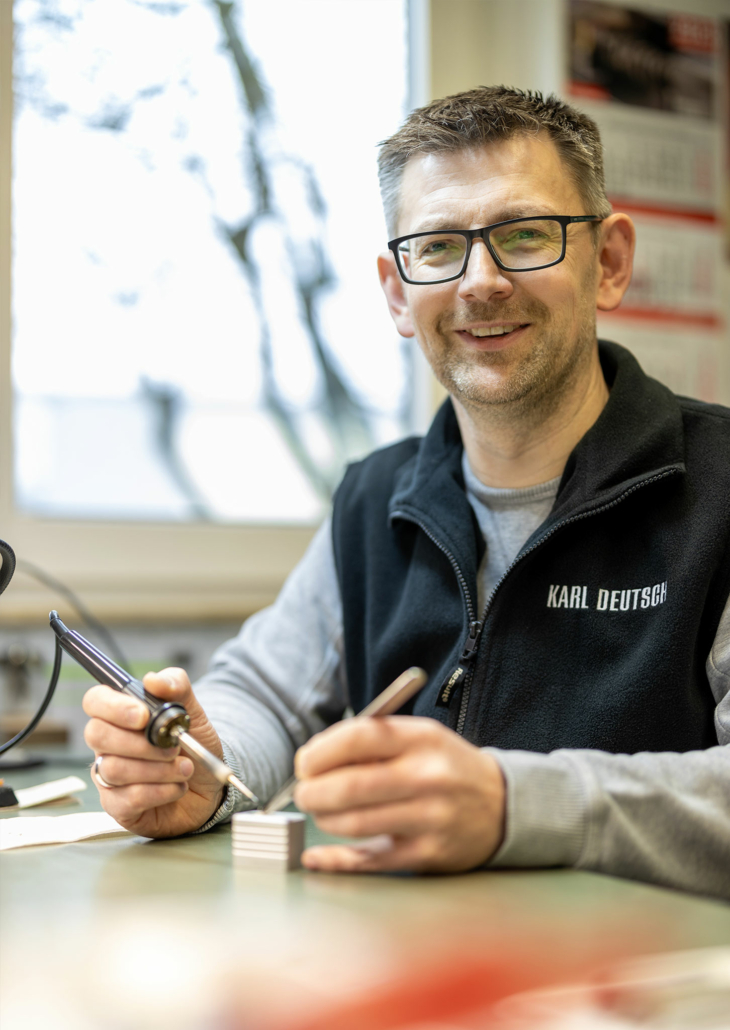 Fertigungsmitarbeiter-bei-KARL-DEUTSCH